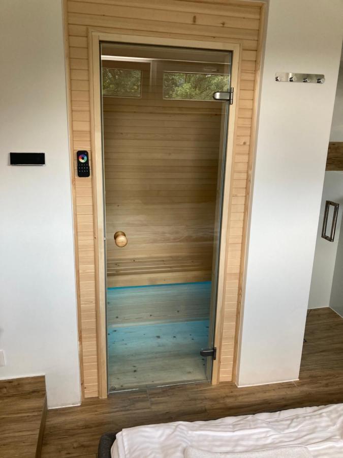 Sara Z Sauna *